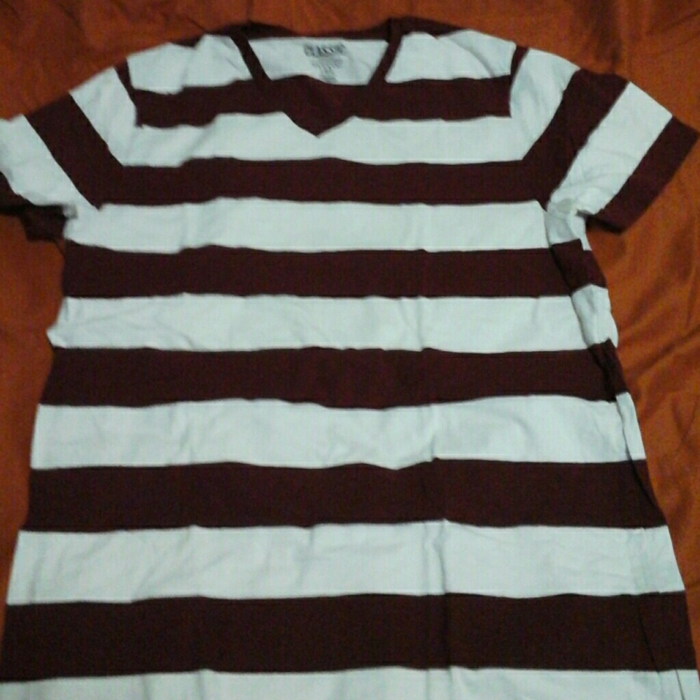 OLD NAVY STRIPED VNECK, COLORS WHITE AND RED.